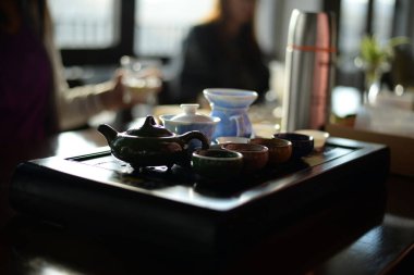 Çay seremonisi. Çay tahtasında çay seremonisi için bölümler