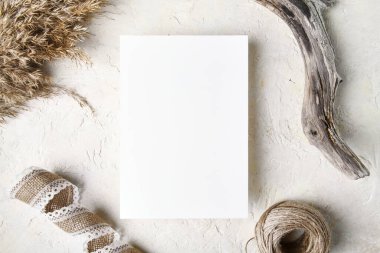 Beyaz davetiye modeli ve boho dekorasyonu: pampas çimen, ip ve kurdele, tahta parçası, doğal çevre dostu dekor, 5x7 oranı, A6, A5, üst görünüm