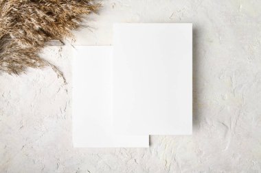 Boho dekorasyonlu iki beyaz davetiye modeli: pampas otu, doğal çevre dostu dekor, 5x7 oran, A6, A5 'e benzer, üst görünüm