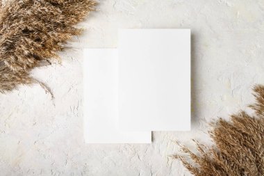 Boho dekorasyonlu iki beyaz davetiye modeli: pampas otu, doğal çevre dostu dekor, 5x7 oran, A6, A5 'e benzer, üst görünüm
