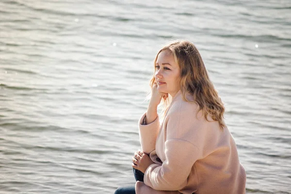 Een Vrouw Droomt Achtergrond Van Water — Stockfoto