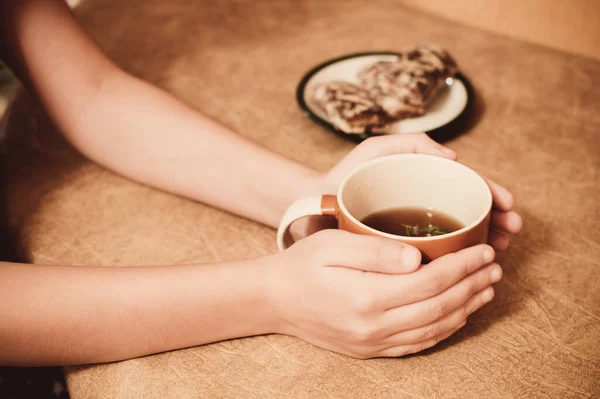 Κορίτσι Ζεσταίνει Χέρια Της Ένα Φλιτζάνι Ζεστό Τσάι Μελόψωμο Στο — Φωτογραφία Αρχείου