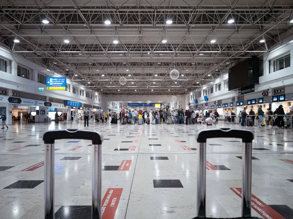 Passageiros Aguardam Início Check Fila Aeroporto — Fotografia de Stock
