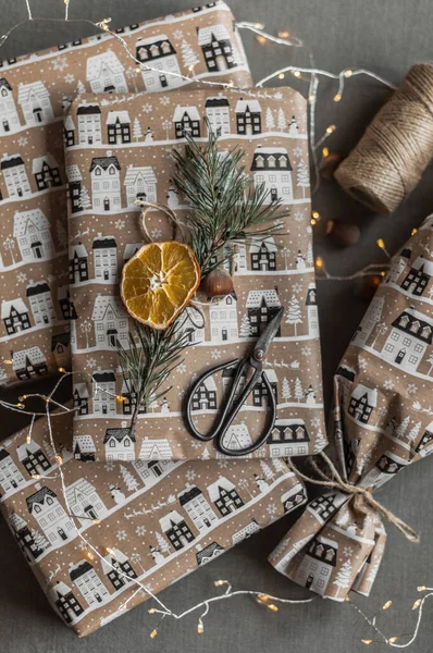 Geschenke Verpackt Schönem Bastelpapier Und Einem Zweig Tannennadeln — Stockfoto