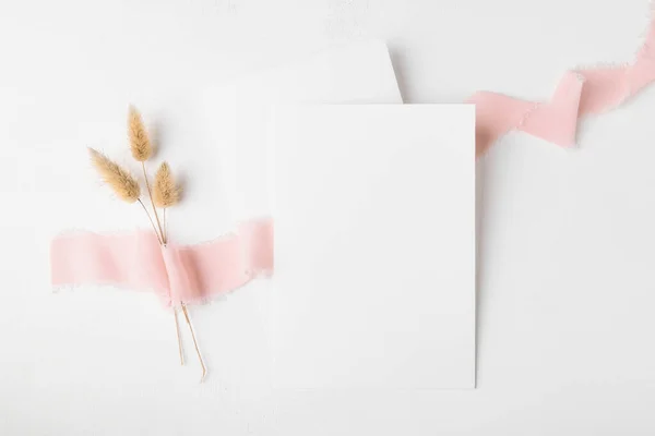 Dos Tarjetas Invitación Boda Blanco Maqueta Sobre Fondo Mesa Blanco —  Fotos de Stock