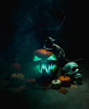 Cadılar Bayramı için karanlık bir odada parlayan ürkütücü balkabağı Jack O 'Lantern..