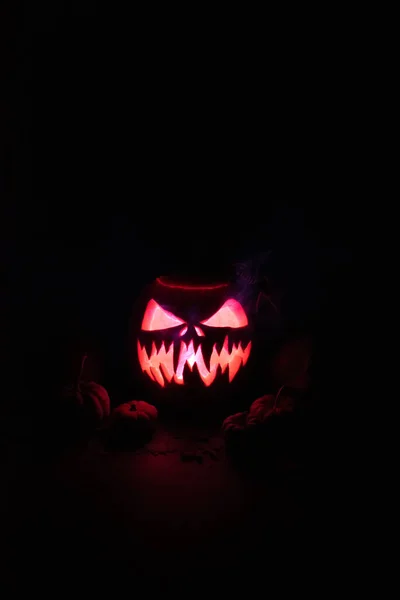 Spooky Jack Lantern Calabaza Brillando Una Habitación Oscura Para Halloween —  Fotos de Stock