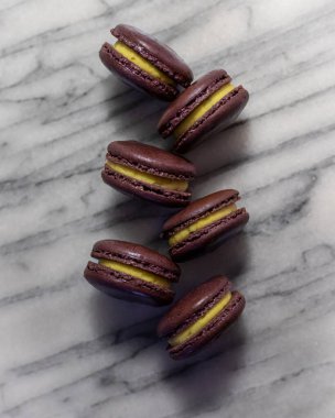 Beyaz mermer üzerinde çarkıfelek meyveleri