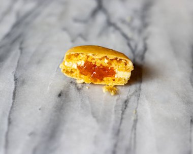 Mango Macaron Çapraz Ak Mermer Bölümü