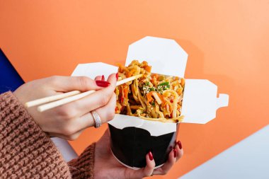 Tavuklu ve sebzeli Çin pilavı.