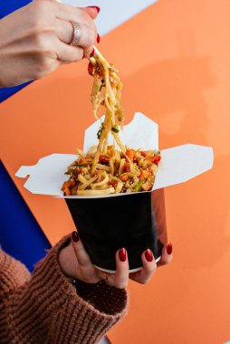 Tavuklu ve sebzeli Çin pilavı.