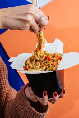 Tavuklu ve sebzeli Çin pilavı.