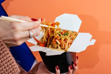 Tavuklu ve sebzeli Çin pilavı.