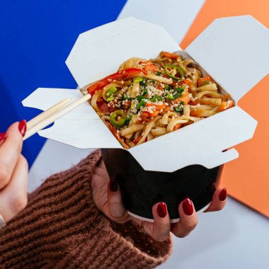 Tavuklu ve sebzeli Çin pilavı.