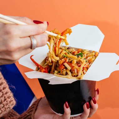 Tavuklu ve sebzeli Çin pilavı.