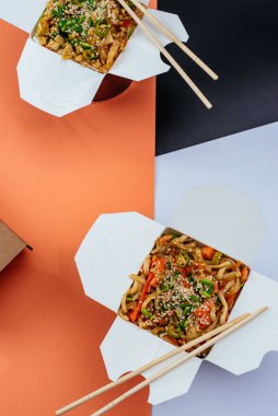 Tavuklu ve sebzeli Çin pilavı.