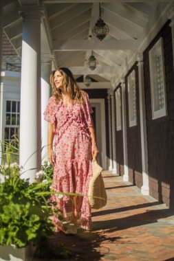 Bir yaz günü ayak işlerini yapmak için dışarı çıkarken.