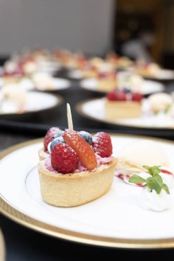 Çilekli turta ve vanilyalı dondurma çok lezzetli görünüyor.