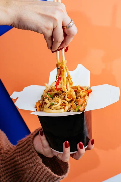 Tavuklu ve sebzeli Çin pilavı.