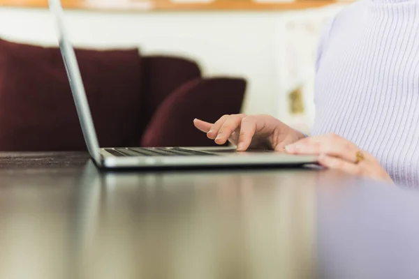 Person Händer Skriva Bärbar Dator Skrivbordet — Stockfoto