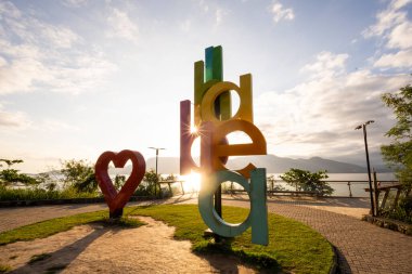 Ilhabela 'ya güzel bir manzara. Büyük turistik kalp ve mektup anıtı.