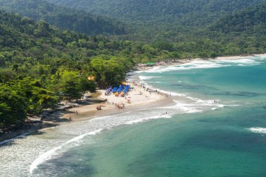 Yeşil yağmur ormanlarının ve mavi suların güzel manzarası.