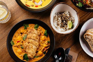 Hint tarifine göre körili tavuk.