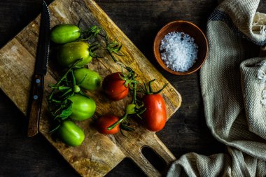 Çiğ salata ve taze organik domates malzemeleri.