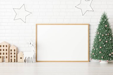 Yılbaşı dekorasyonlu bir poster çerçevesi..