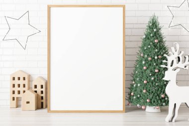 Yılbaşı dekorasyonlu bir poster çerçevesi..