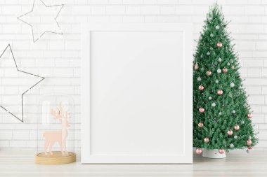 Yılbaşı dekorasyonlu bir poster çerçevesi..