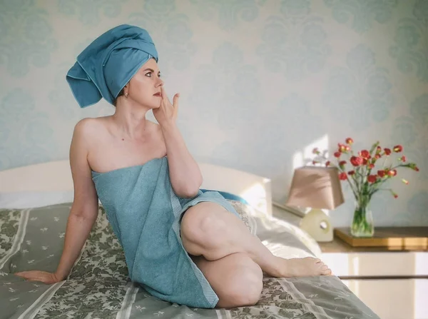 Een Vrouw Gewikkeld Een Handdoek Zit Het Bed Het Nemen — Stockfoto
