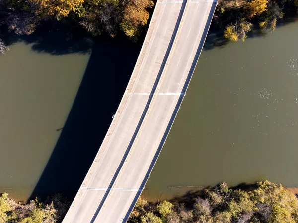 Luftbild Einer Autobrücke Über Einem Fluss — Stockfoto