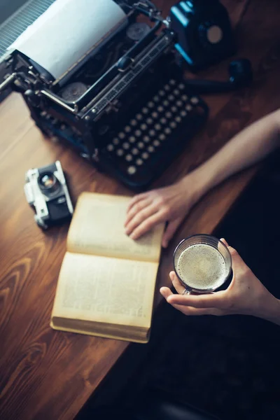 ホットコーヒーを飲み本を読む女 トップ表示 — ストック写真