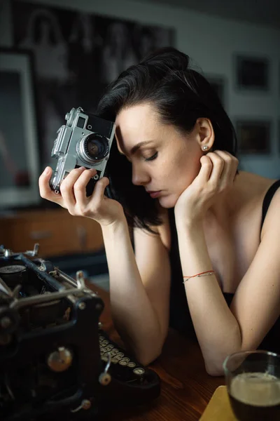 Mulher Cansada Com Uma Câmera Analógica — Fotografia de Stock