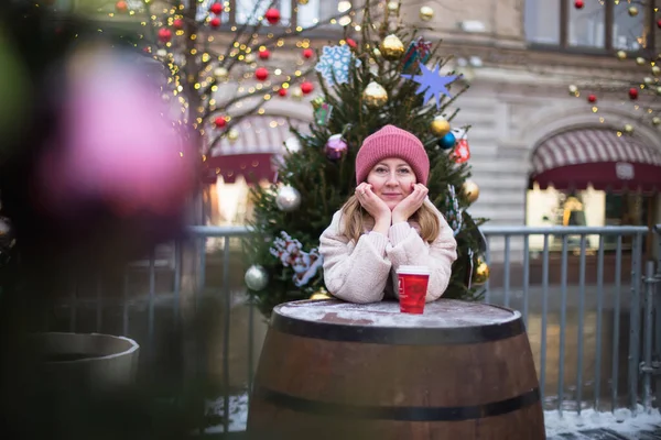 Portrait Femme Buvant Vin Chaud Pendant Foire Noël — Photo