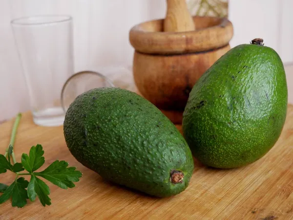 Avokado Med Mortel Och Glas Vin — Stockfoto