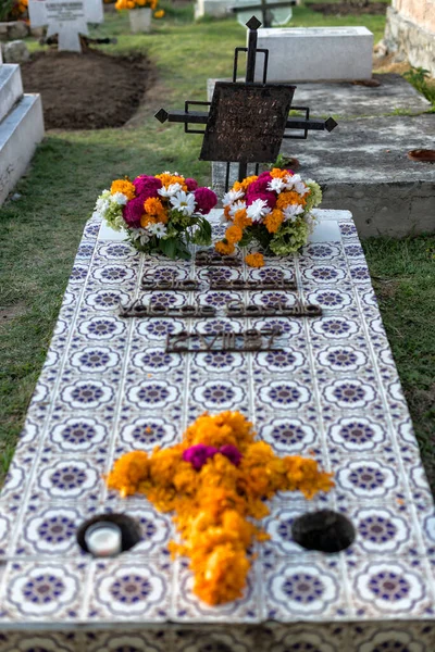 Tomb Beautifully Adorned Cempasuchil Marigold Flowers Celebration Day Dead Mexico — Stock Photo, Image