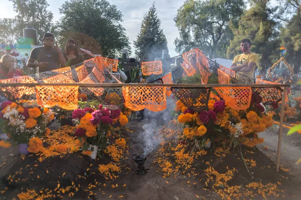 Oamenii Împodobesc Mormintele Flori Gălbenele Cempasuchil Pentru Celebrarea Zilei Morților — Fotografie, imagine de stoc