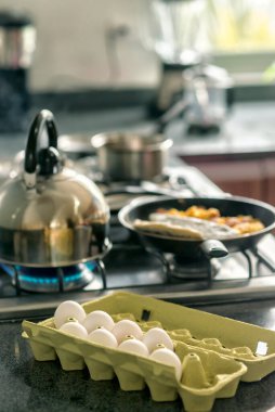 Arka planda kaynar su olan yumurta paketi.