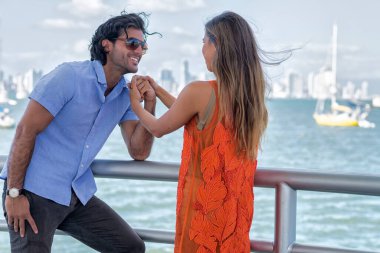 Birbirlerine aşık, gülümseyen seksi İspanyol genç çift. Panama Şehri