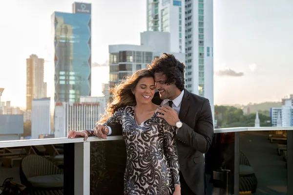 Aantrekkelijk Latijns Echtpaar Met Een Romantische Tijd Een Dak Panama — Stockfoto