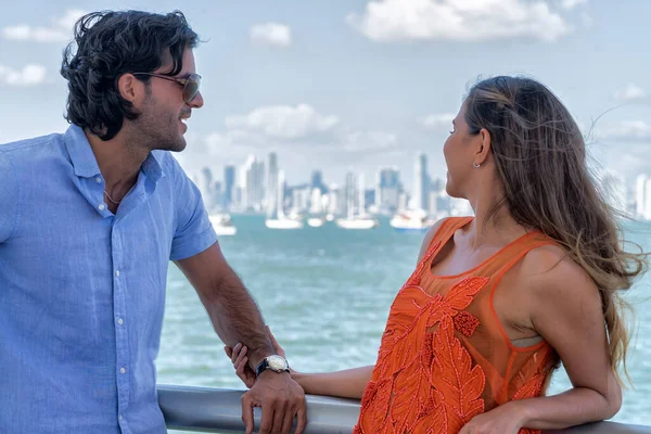 Çekici Genç Latin Çift Flört Ediyor Birbirlerine Gülümsüyor Panama — Stok fotoğraf