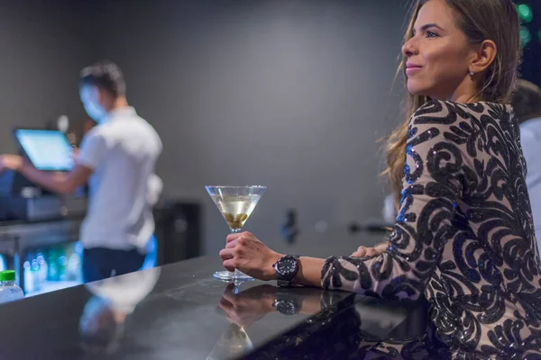 Belle Femme Latine Prenant Verre Martini Bar Célébrant — Photo