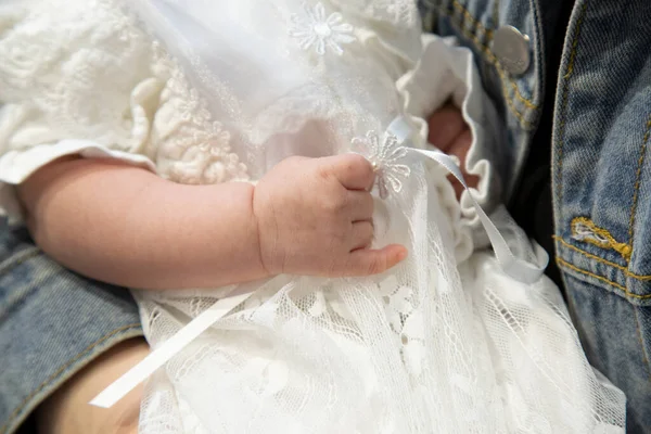 Mão Direita Bebê Sendo Segurado — Fotografia de Stock