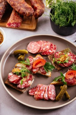 Arka planda sebzeli ev yapımı kurutulmuş et.