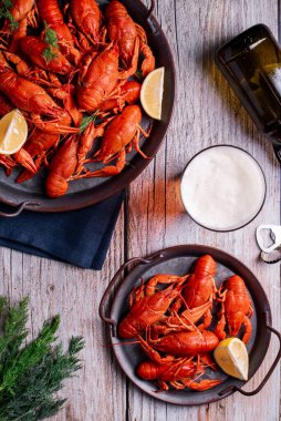 Ahşap zemin üzerinde bira ile kaynatılmış kerevit.