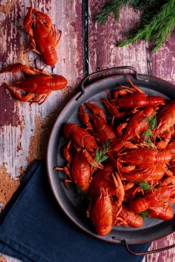 Ahşap zemin üzerinde bira ile kaynatılmış kerevit.