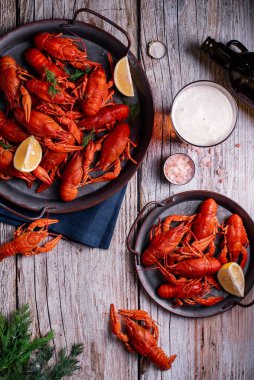 Ahşap zemin üzerinde bira ile kaynatılmış kerevit.