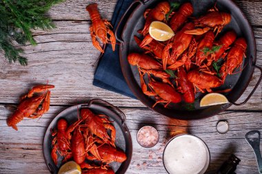 Ahşap zemin üzerinde bira ile kaynatılmış kerevit.